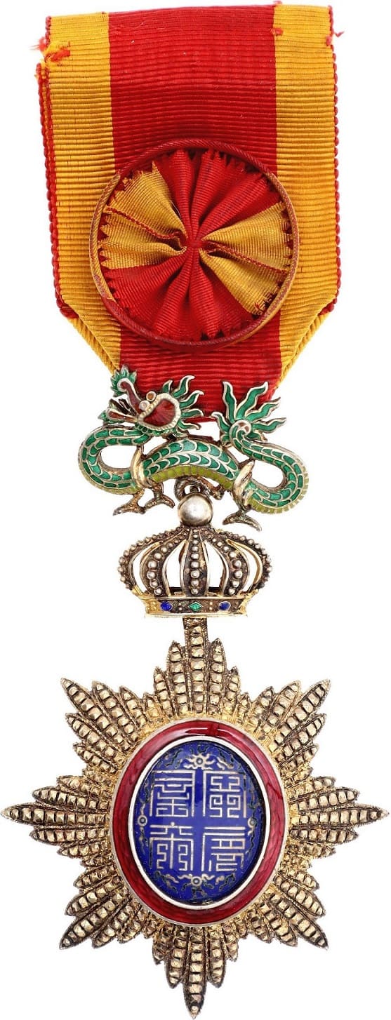 4th class Officer's badge with red with gold border stripes.jpg