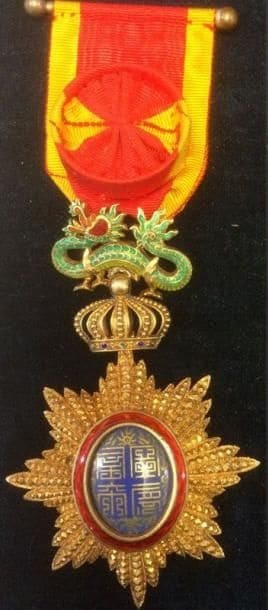 4th class Officer's badge with red with gold border stripes.jpg