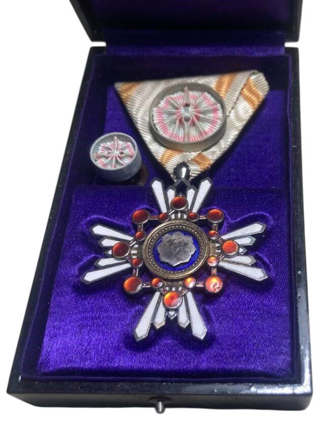 4th  class Order of Sacred Treasure with mark 美.jpg
