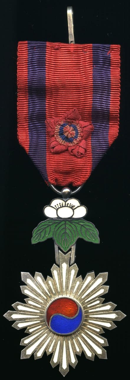 4th class Order  of Taeguk 太極章  태극장  勲功四等.jpg