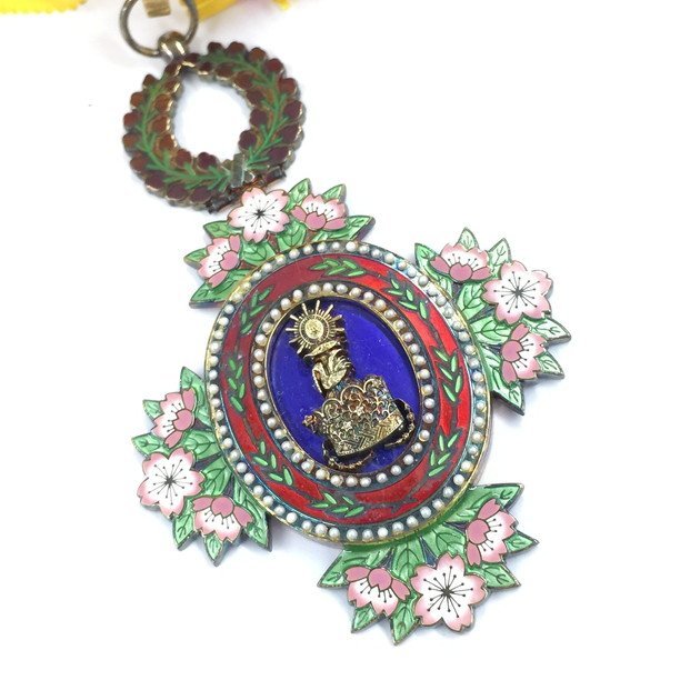 4th Class Order of the Precious  Crown 勲四等宝冠章.jpg