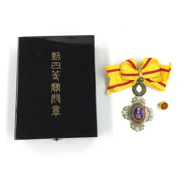 4th Class Order of    the Precious Crown 勲四等宝冠章.jpg