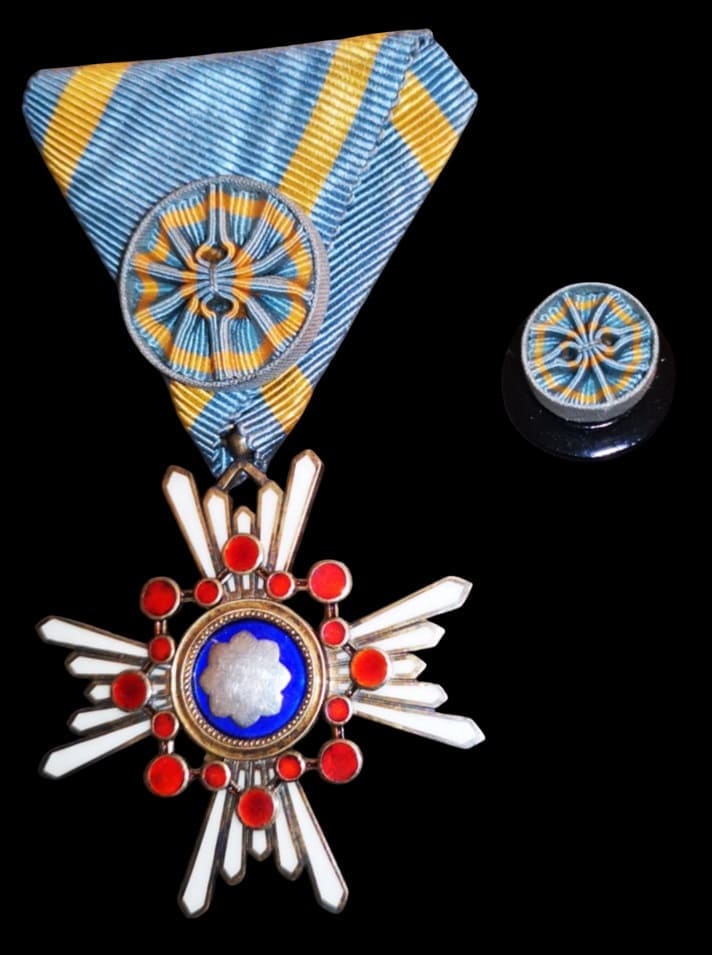 4th class Order of the Sacred Treasure in Case for  a Foreigners.jpg