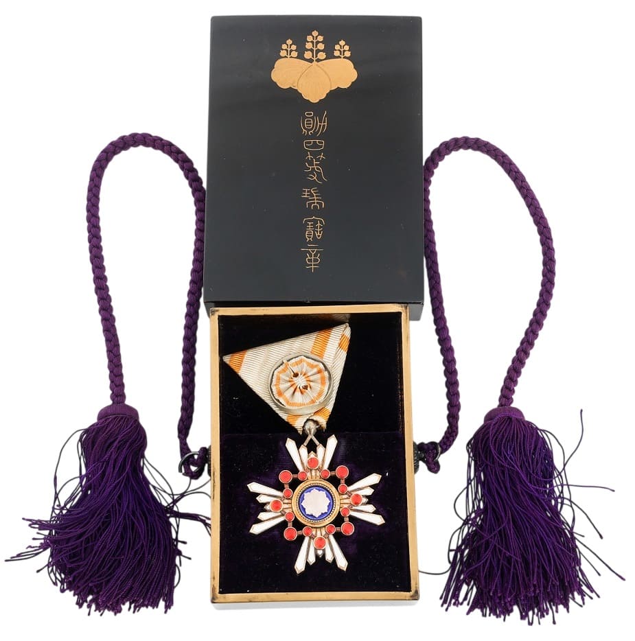 4th class order of  the Sacred Treasure with mark ヒ.jpg