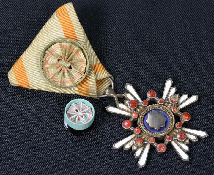 4th class  Sacred  Treasure Order marked  ナ.jpg 4th class  Sacred  Treasure Order marked  ナ.jpg