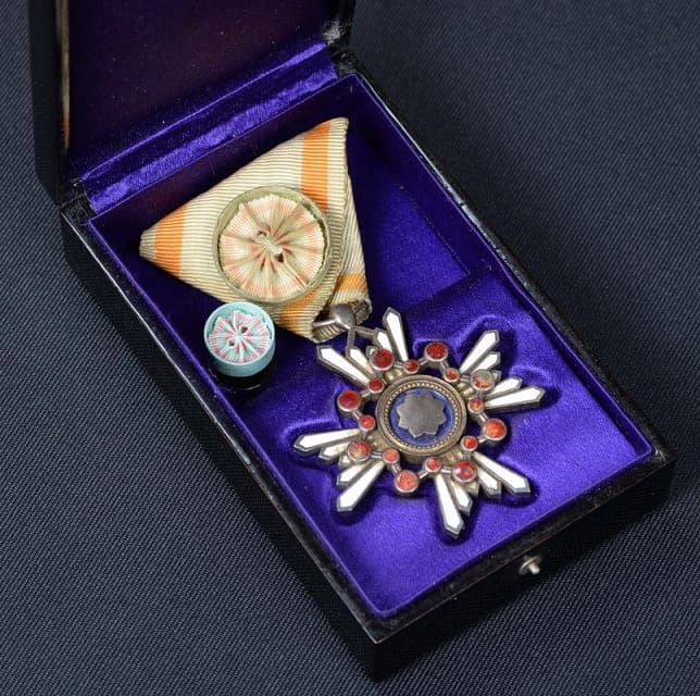 4th class Sacred Treasure Order  marked  ナ.jpg 4th class Sacred Treasure Order  marked  ナ.jpg