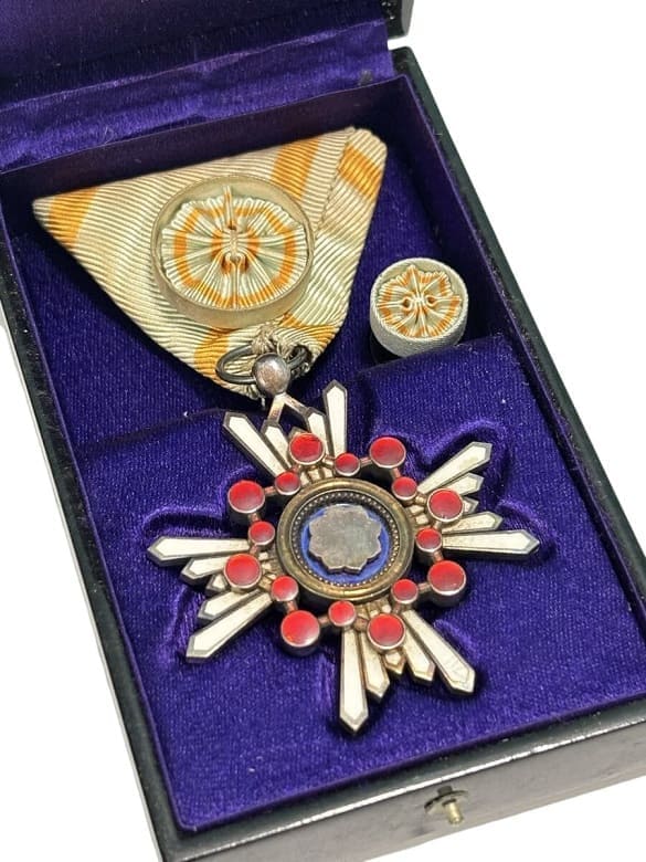 4th  class Sacred Treasure  Order with mark 幣.jpg