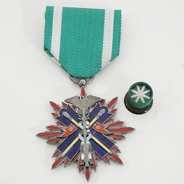 5th class Golden Kite in paper wrapper.jpg