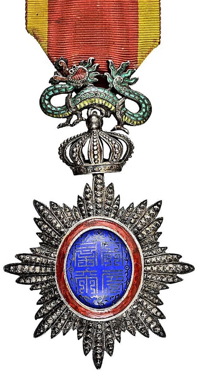 5th class Knight's badge.jpg