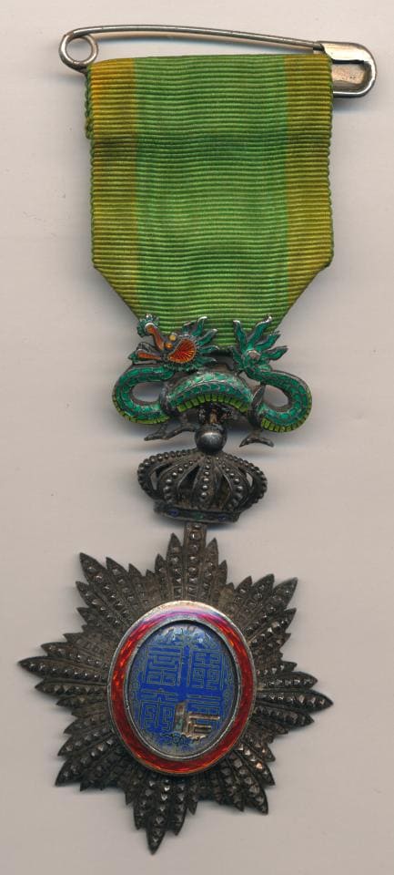 5th class Knight's badge.jpg