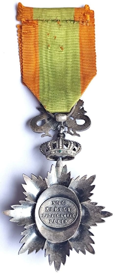 5th class Officer's badge with green ribbon with a gold border stripes.jpg