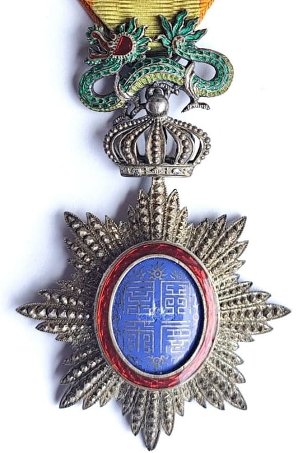 5th class Officer's badge with green  ribbon with a gold border stripes.jpg