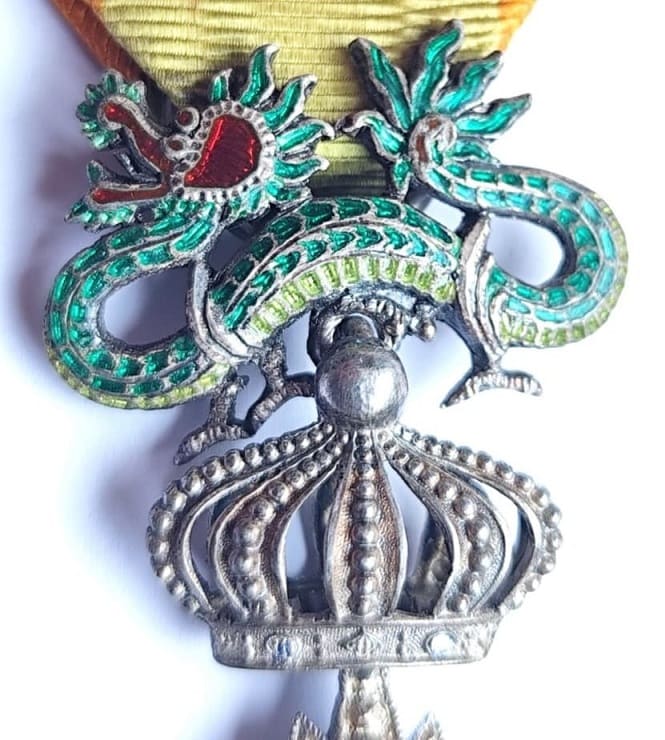 5th class Officer's badge with green ribbon with a gold  border stripes.jpg