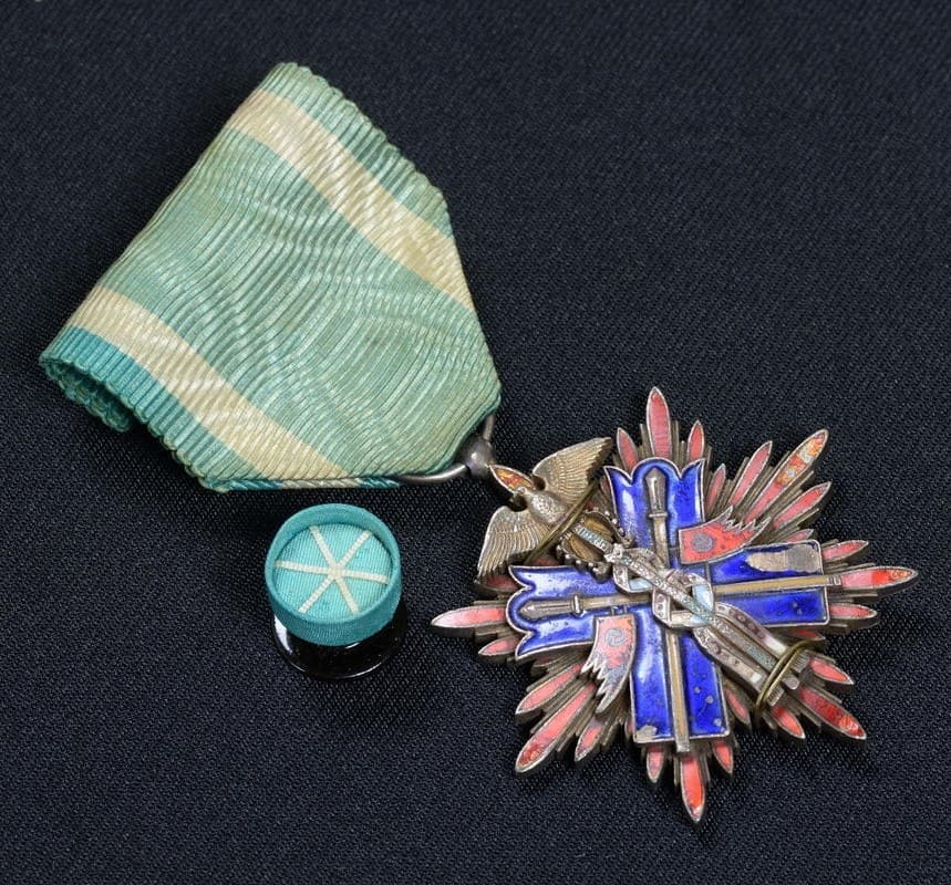 5th class Order of  Golden  Kite awarded in 1906.jpg