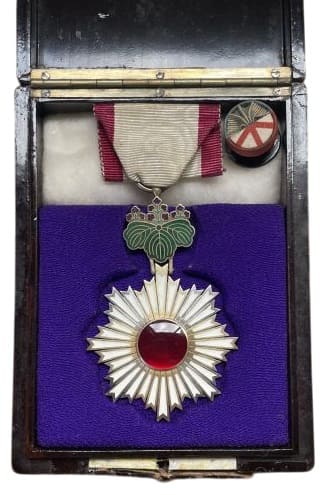 5th class Order of Rising Sun in Early Square Lacquer  Case.jpg