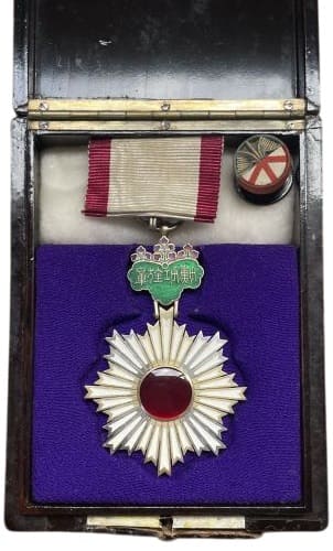 5th class Order of Rising Sun in Early Square Lacquer Case.jpg