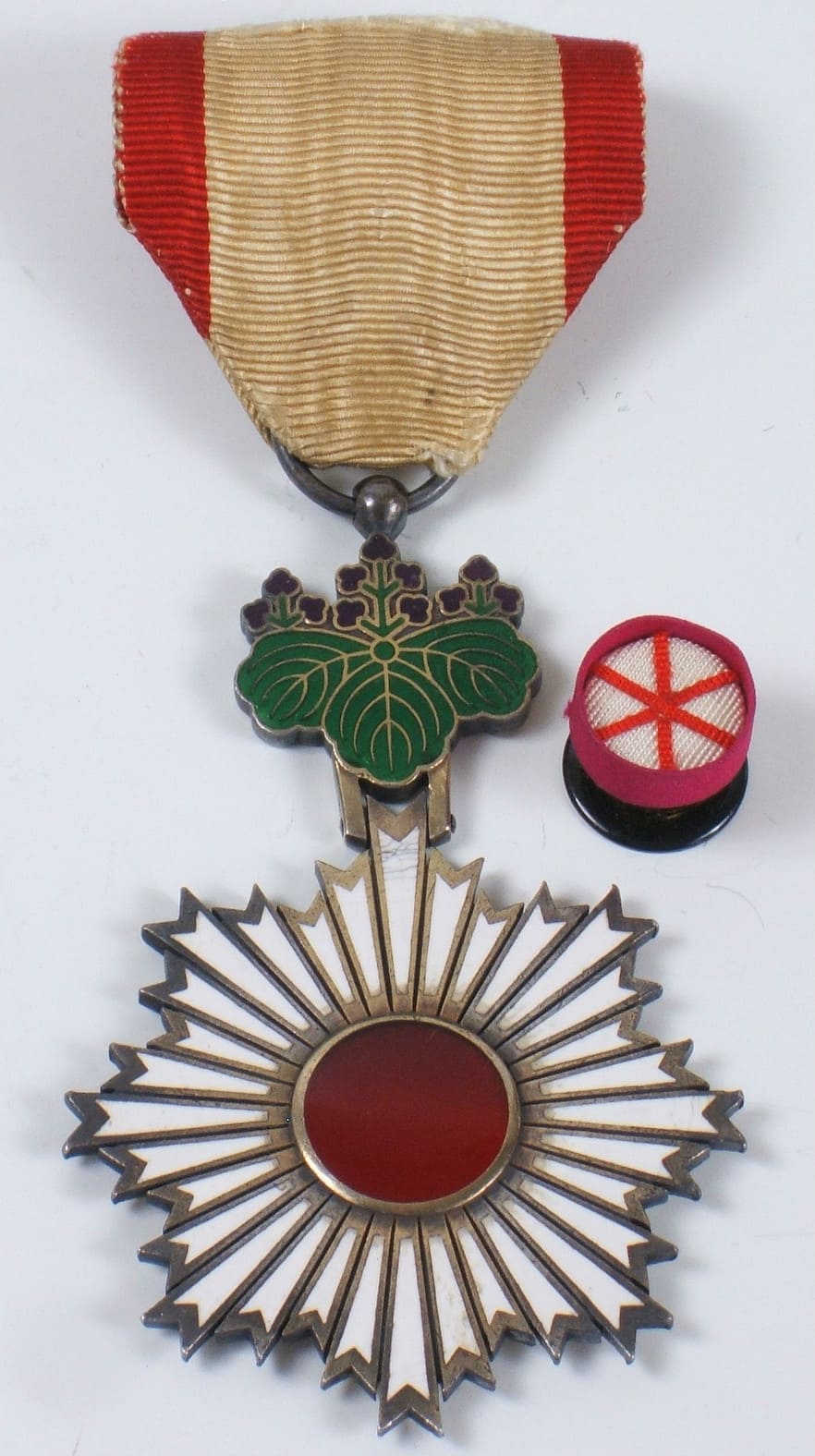 5th class  Order  of Rising Sun with mark  ナ.jpg