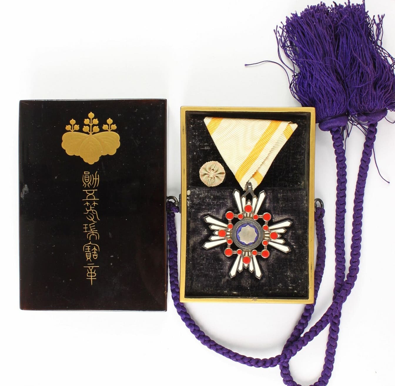 5th class Order of the Sacred Treasure in Cases for Foreigners.jpg