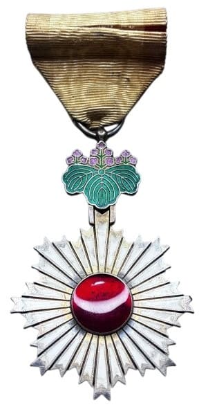 5th class Rising  Sun Order in Early Square Lacquer Case.jpg