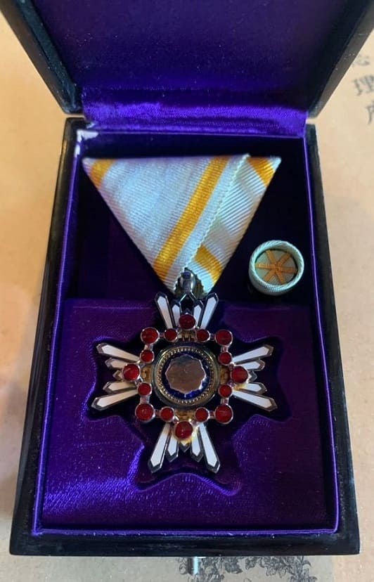 6th  class Order of the Sacred Treasure awarded in 1975.jpg