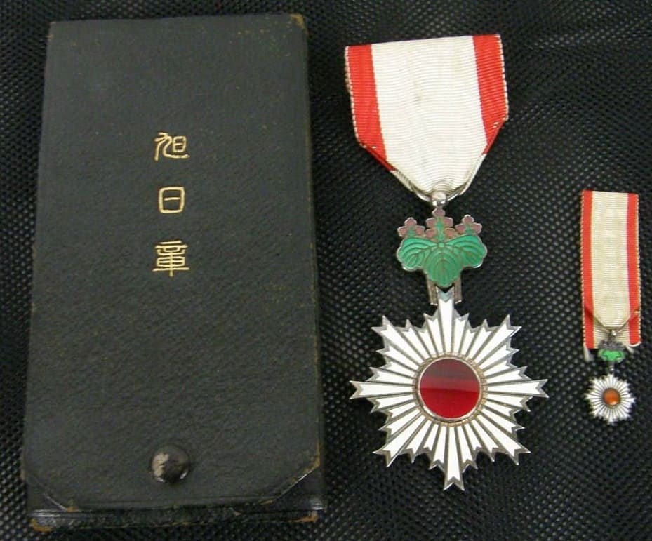 6th class Rising Sun order with Field Cases.jpg