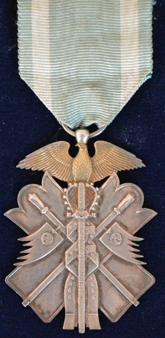7th class Order of Golden Kite awarded in 1904.jpg