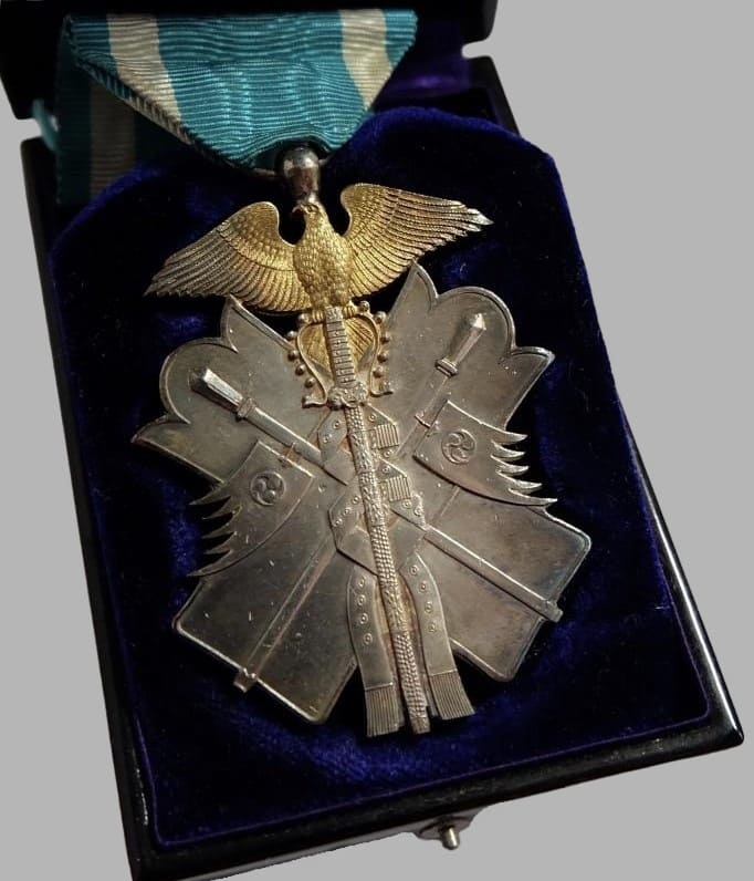 7th class Order  of Golden Kite with mark 美.jpg