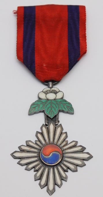 7th class Order of Taeguk 太極章 (태극장) 勲功七等.jpg