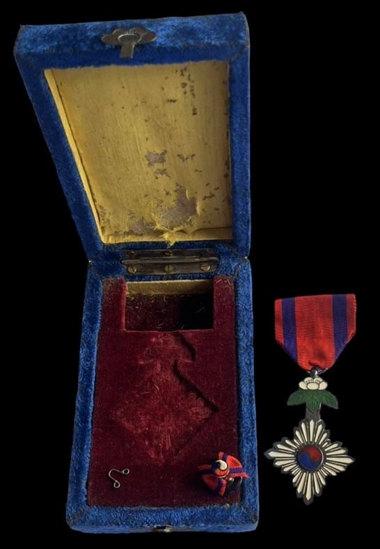 7th class Order of Taeguk 太極章 (태극장) 勲功七等.jpg