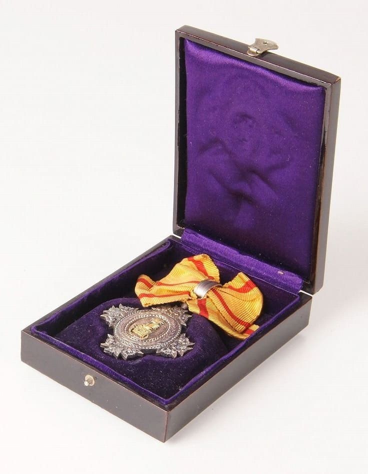 7th Class Orders of the Precious Crown/勲七等宝冠章 | Medals