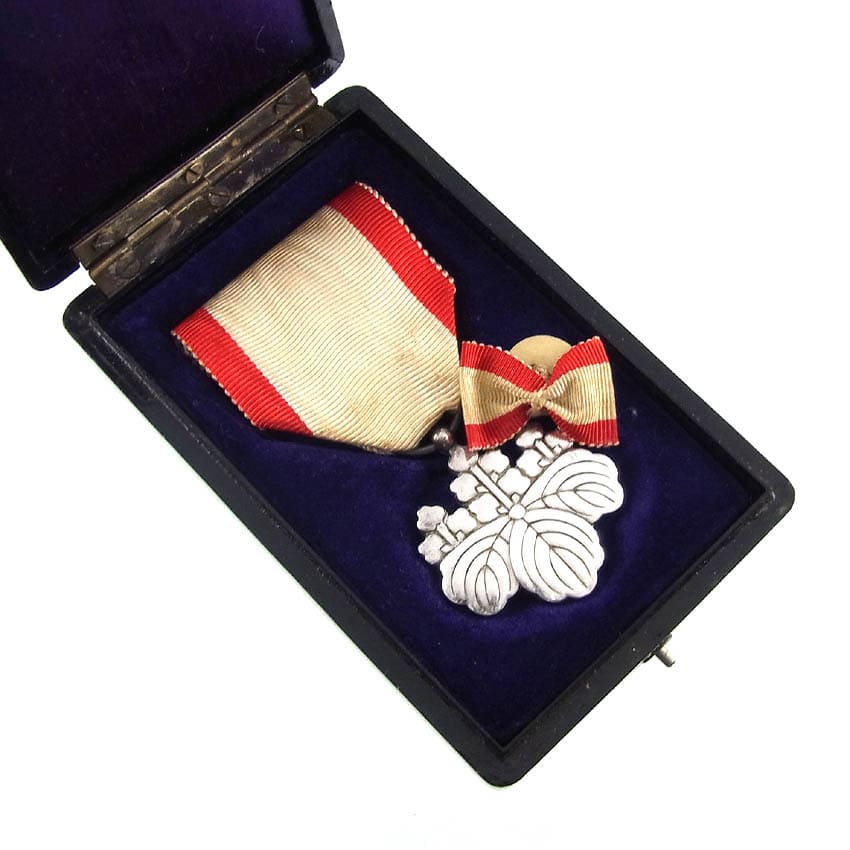 8th class Order of  Rising Sun with  mark ナ.jpg