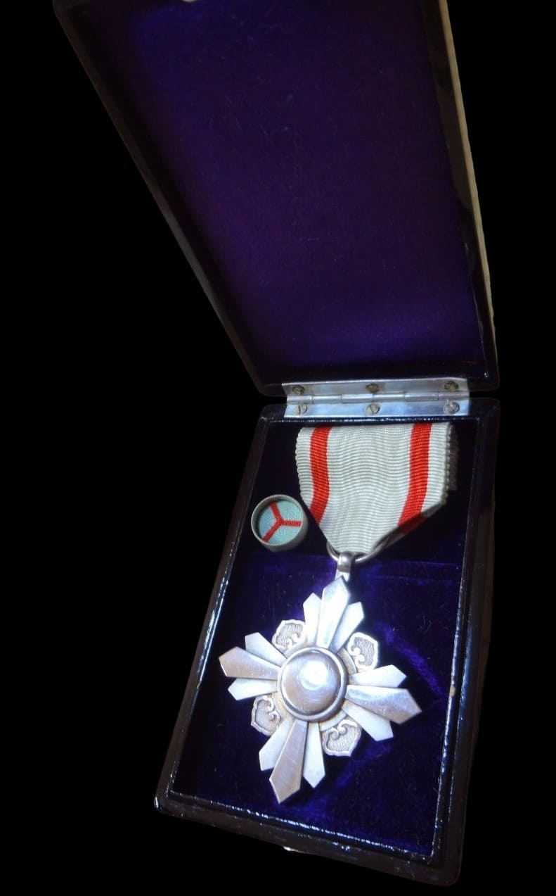 勲八位景雲章   8th Class Order of the Auspicious Clouds.jpg