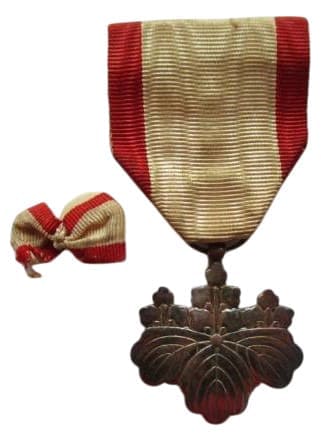 8th class order of the Rising Sun with mark ヒ cased.jpg