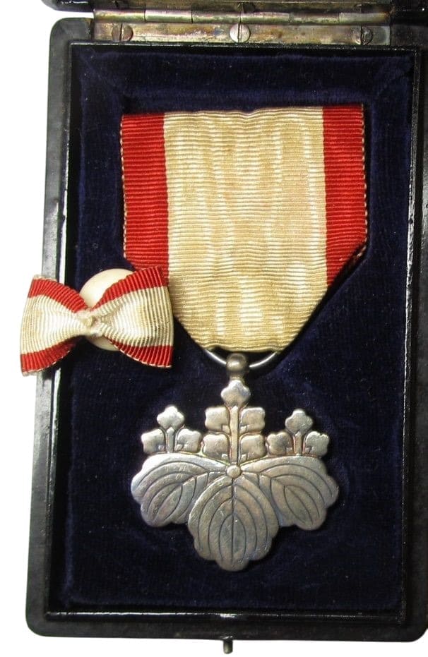 8th class order of  the Rising Sun with mark ヒ cased.jpg