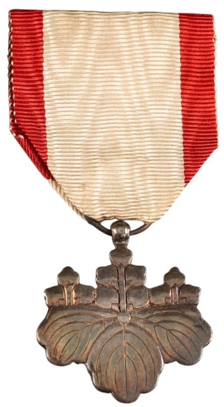 8th class Order of the Rising Sun with mark ヒ.jpg