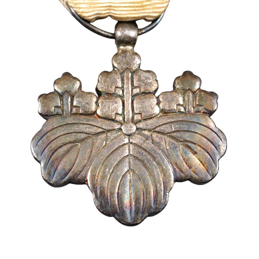 8th class order of the  Rising Sun with mark ヒ.jpg