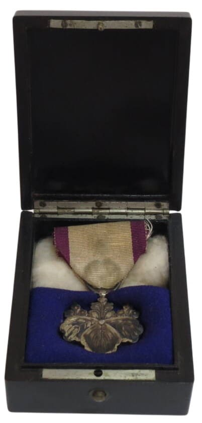 8th class Rising Sun Order in Early  Square Lacquer Case.jpg