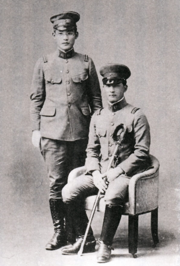 Army First Leutnant Saburō Suganami (left) & Colonel Chōsei Oyadomari.jpg