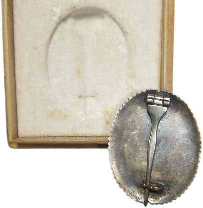 Army War College Graduation Badge made by Hattori&Co.jpg