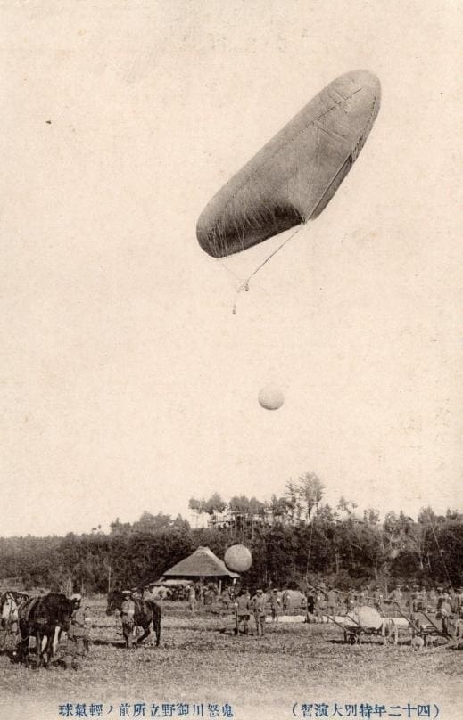 Balloon launch during a special large-scale army maneuvers held in Kinugawa, Tochigi Prefecture in 1909.jpg