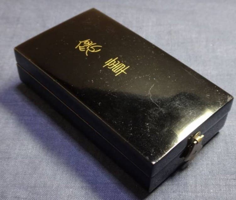 Blue Ribbon Medal of  Honor awarded in 1944.jpg