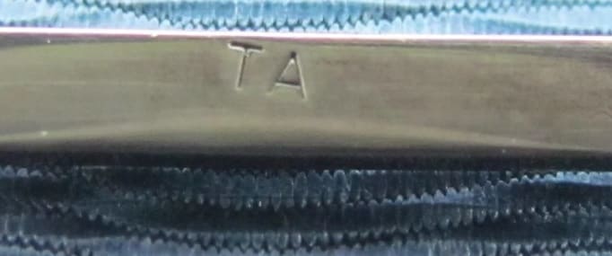 Blue  Ribbon  Medal of Honor awarded in 1998.jpg