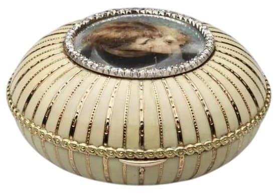 Bonbonnière made by Faberge of Empress  Maria Feodorovna.jpeg