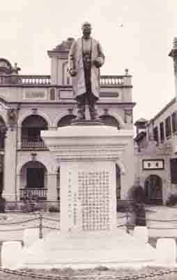 bronze statue of Li Yuanhong.jpg