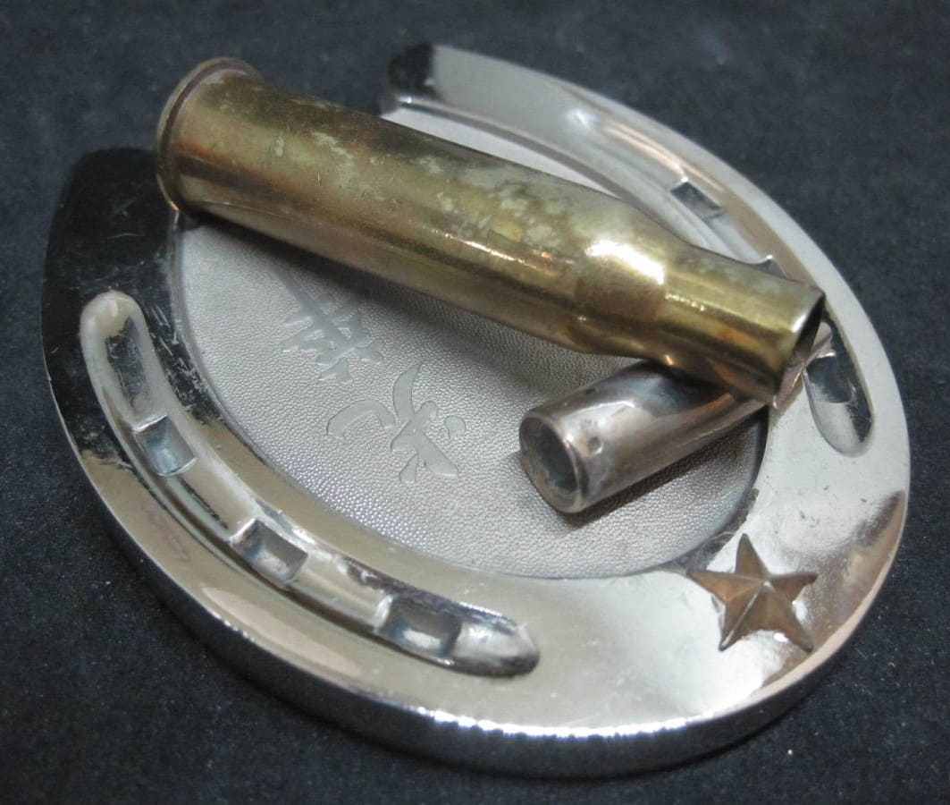 Bullet Case on a Horseshoe  Commemorative Paperweight 蹄鉄型記念文鎮.jpg