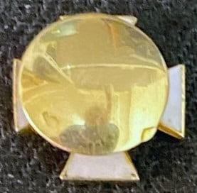 Buttonhole  miniature of Saint George order in gold made by Arthus-Bertrand.jpg