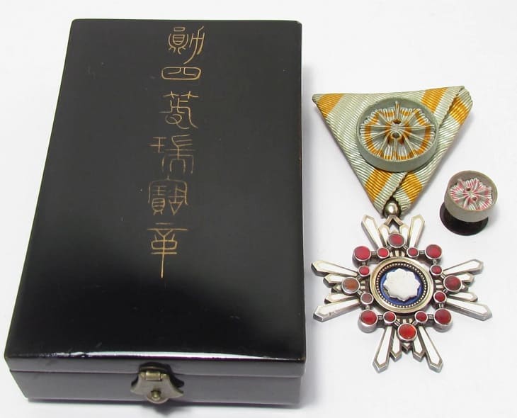 Cased 4th class order of Sacred Treasure with mark M.jpg