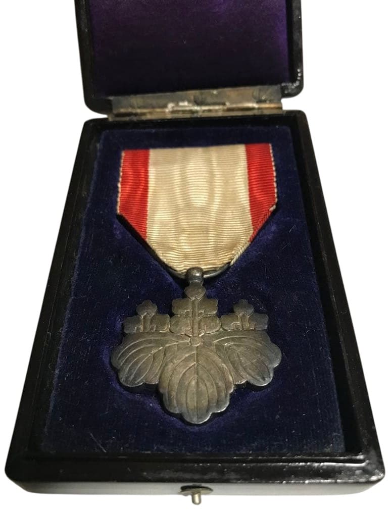 Cased 8th class order of the Rising Sun with mark ヒ.jpeg