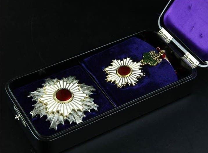 Cased fake  2nd class Rising Sun order.jpg