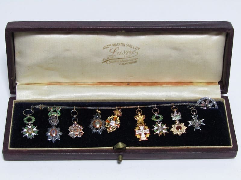 Chain of japanese miniatures made by Halley Lasne, Paris.jpg